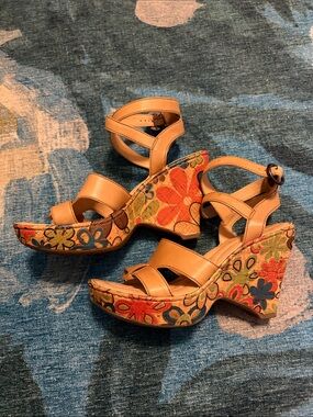 Born Retro Tan Floral-Print Wedge Sandals. Rare